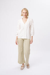 Kireina Alicia Shirt in white, close detail of lace V-neckline