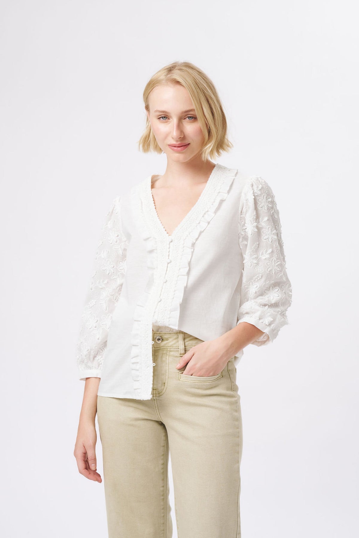 Kireina Alicia Shirt in white, three-quarter sleeve with floral detail