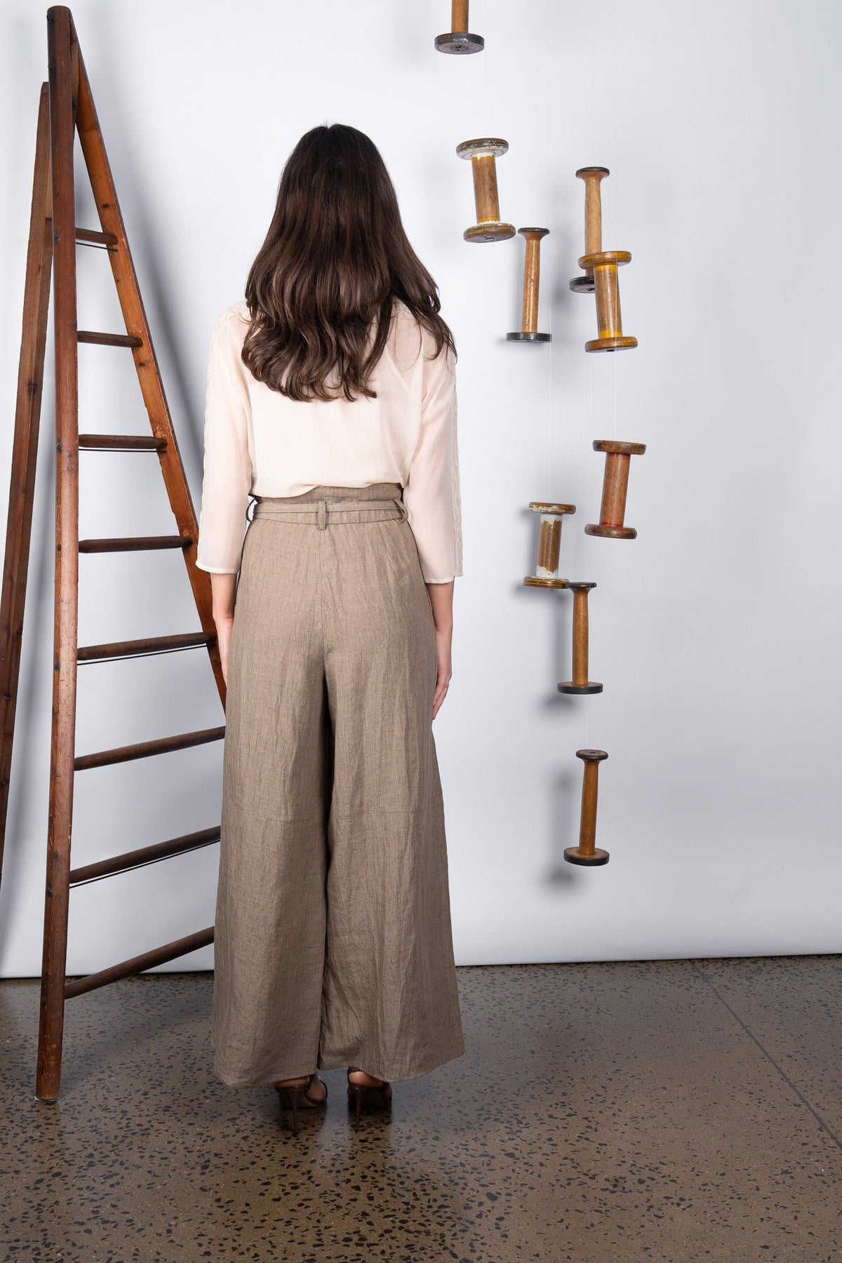 M.A. Dainty Downtown Linen Pant in Rock, detail
