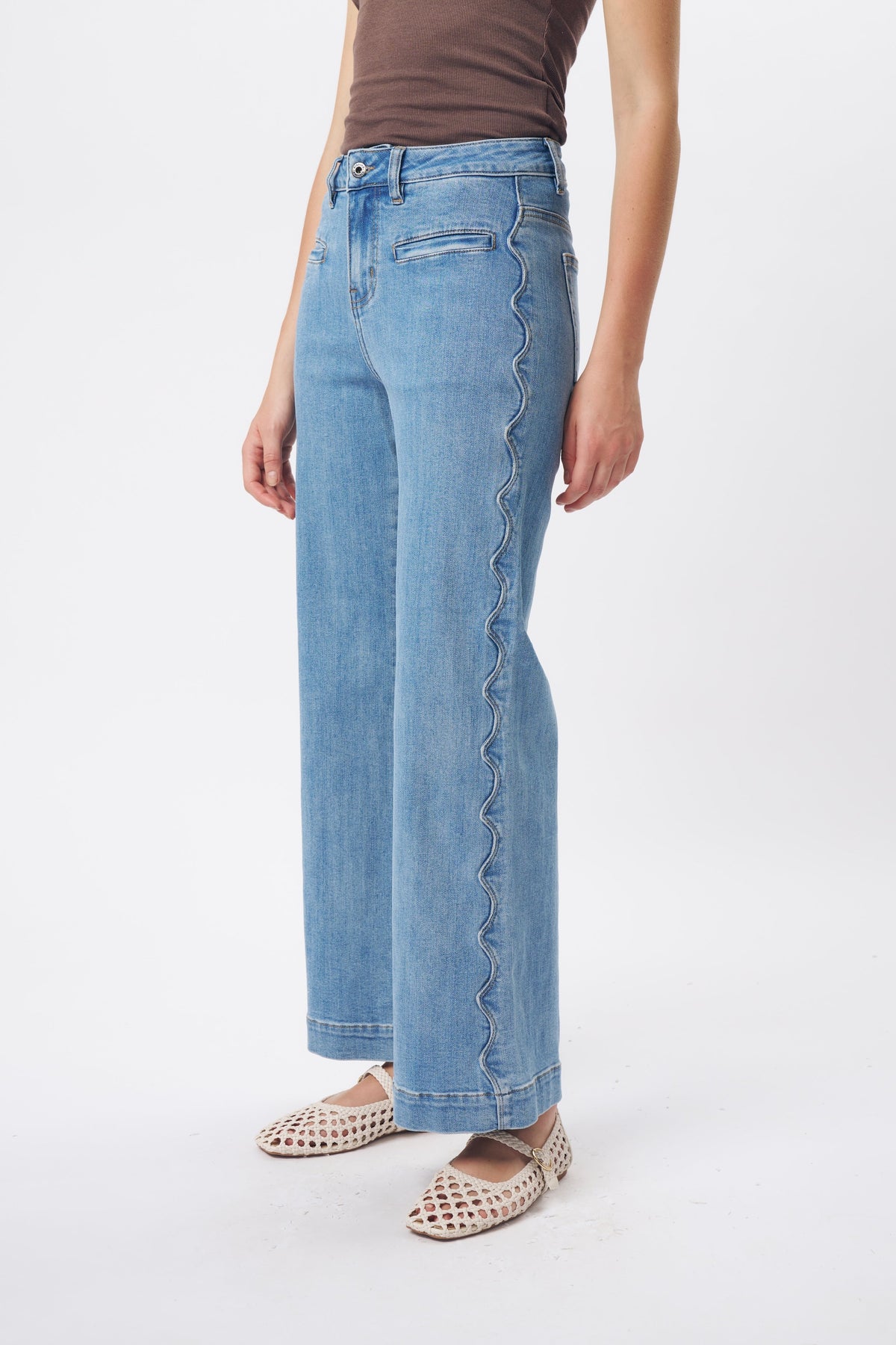 Kireina Freya Jean scallop side seam detail