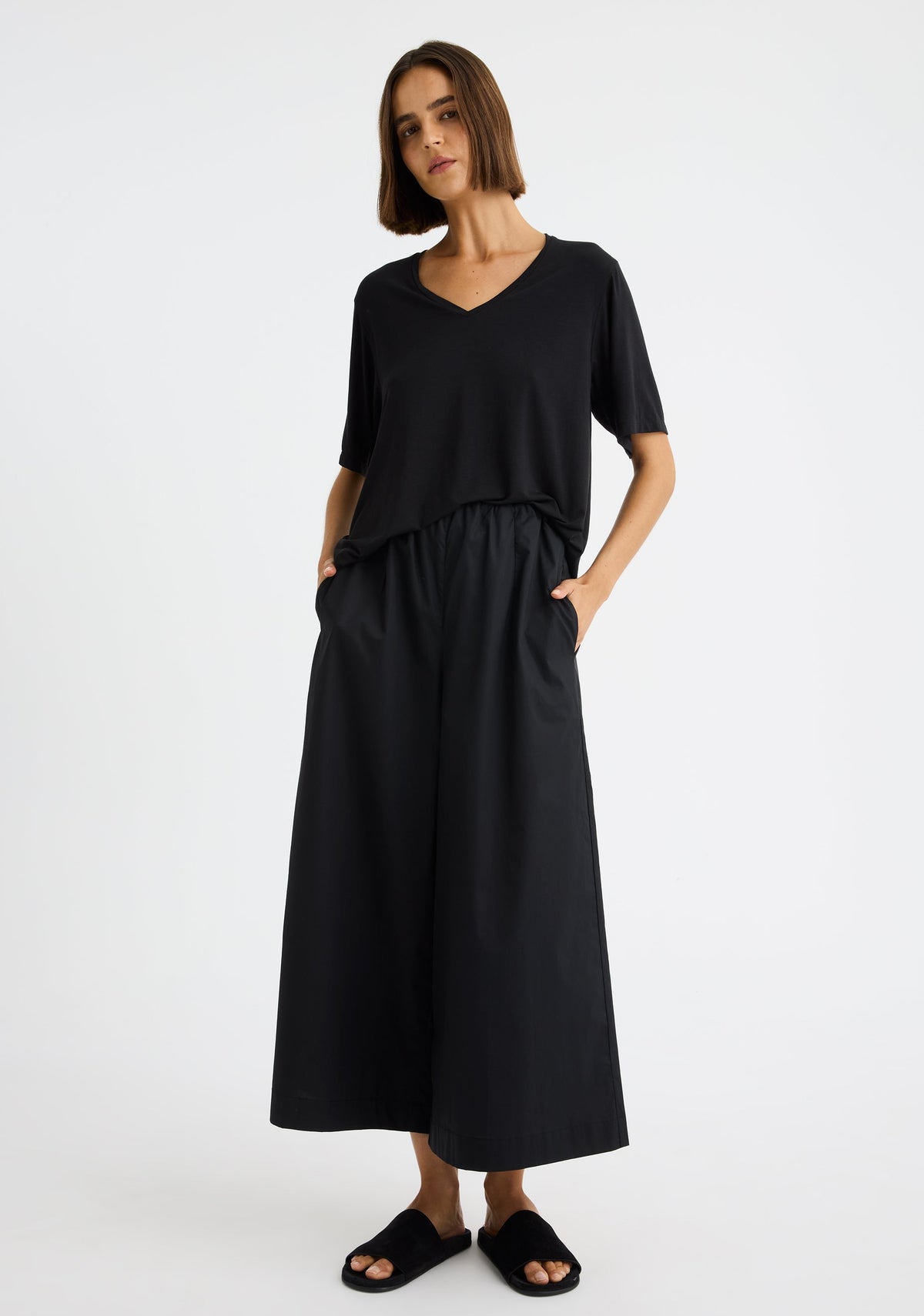 Morrison Millie V-Neck Tee in Black